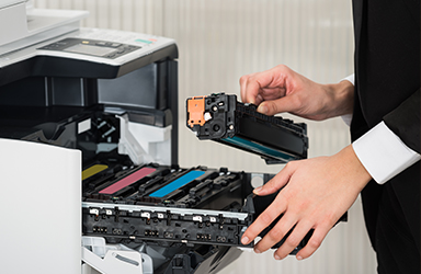 프린트에서 카트리지를 꺼내는 사진